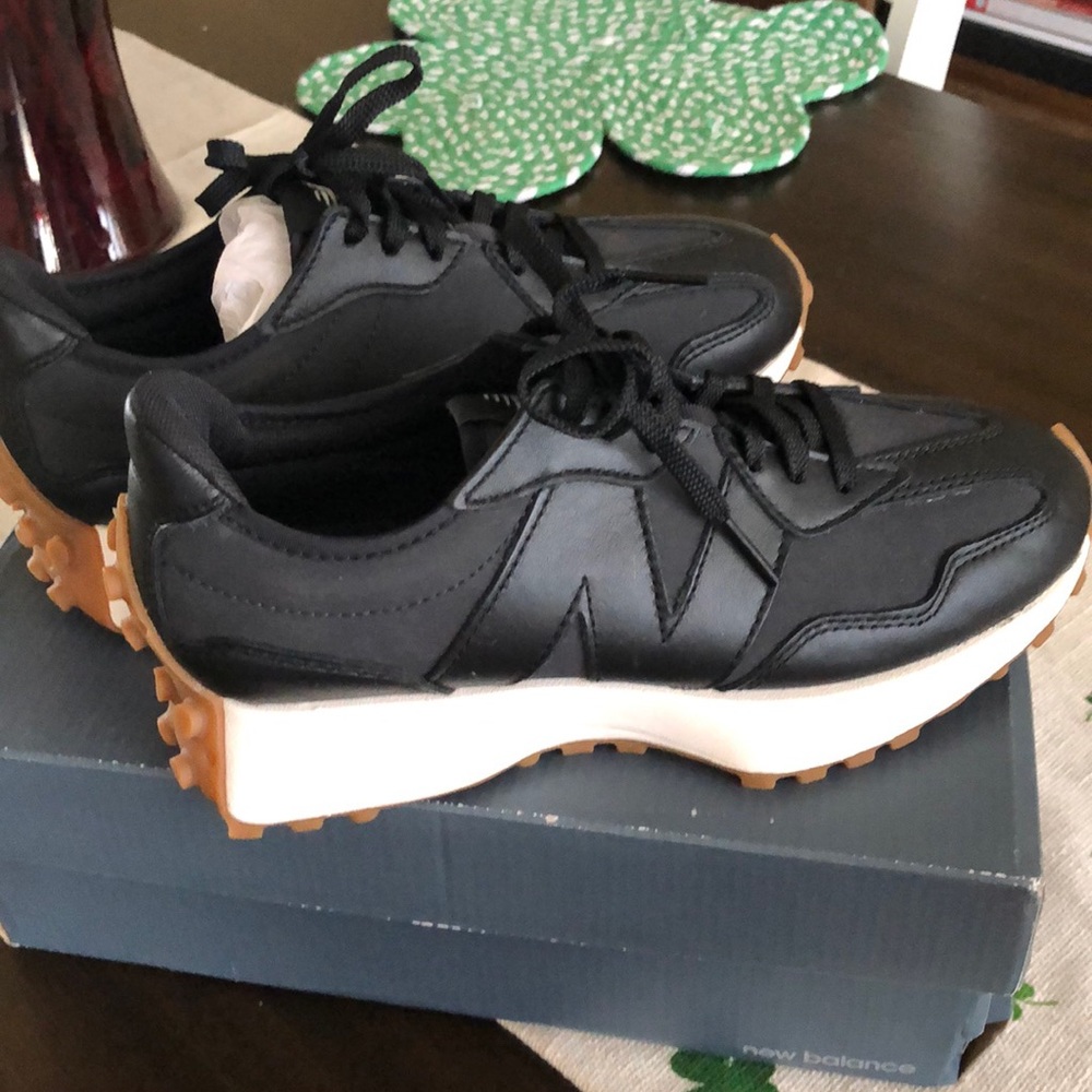 New Balance 327 Size 7 Brand New with Box